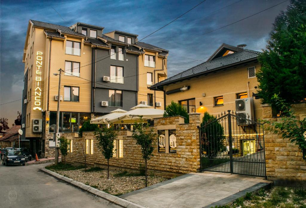een groot gebouw met een hek ervoor bij Bed and Breakfast Ponte Bianco in Vranje