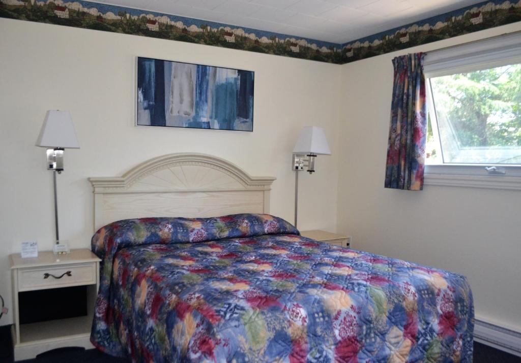 Postel nebo postele na pokoji v ubytování Stratford Suburban Motel