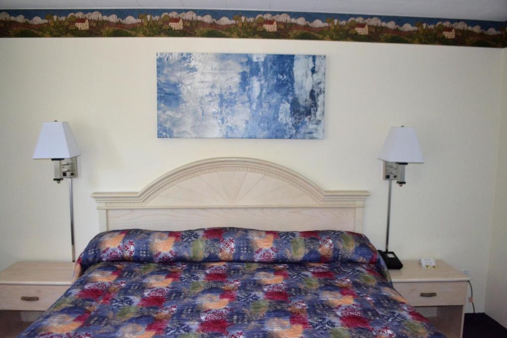 Postel nebo postele na pokoji v ubytování Stratford Suburban Motel