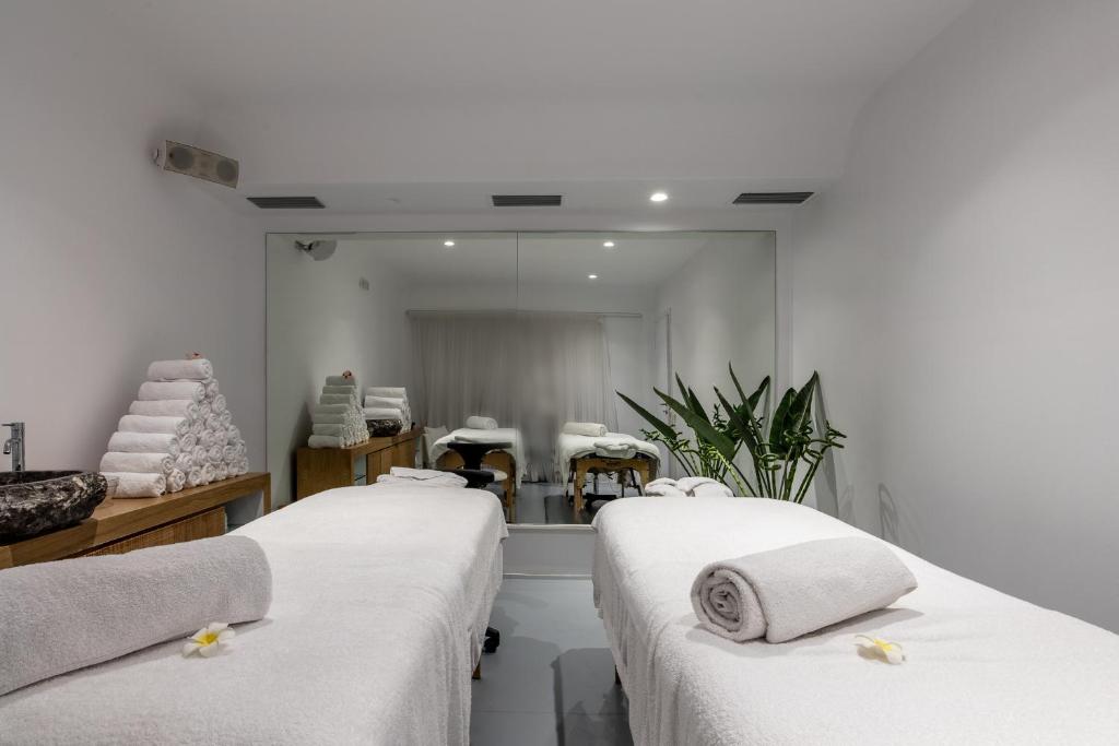 Postel nebo postele na pokoji v ubytování Mykonos Blanc - Preferred Hotels & Resorts