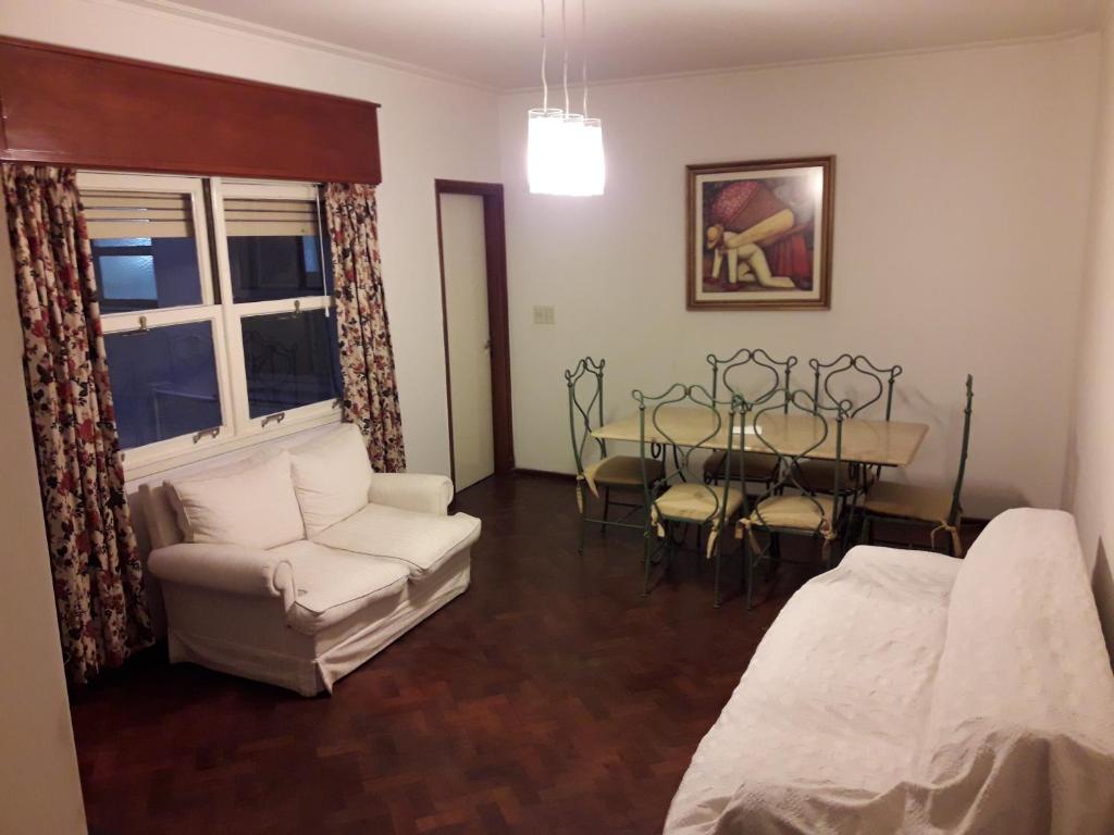sala de estar con sofá, mesa y sillas en Departamento muy amplio en excelente ubicación en Mendoza