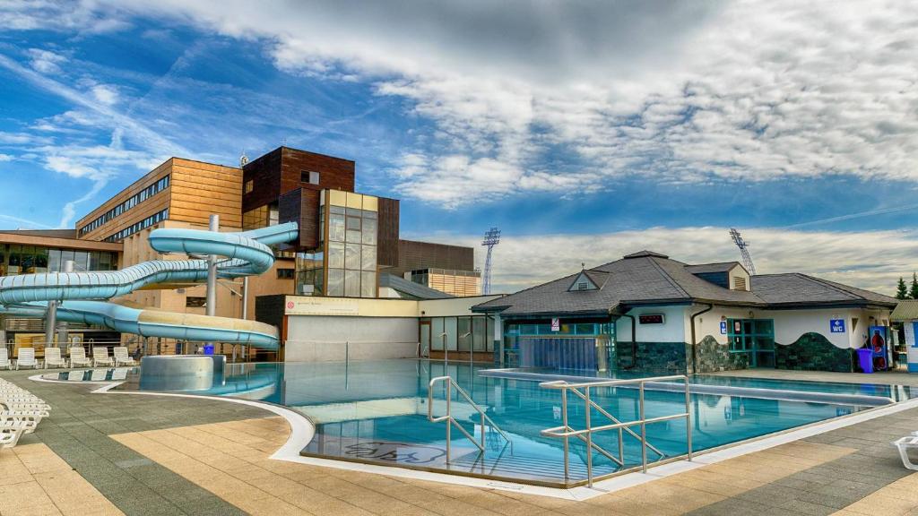 Piscina de la sau aproape de Hotel AquaCity Mountain View