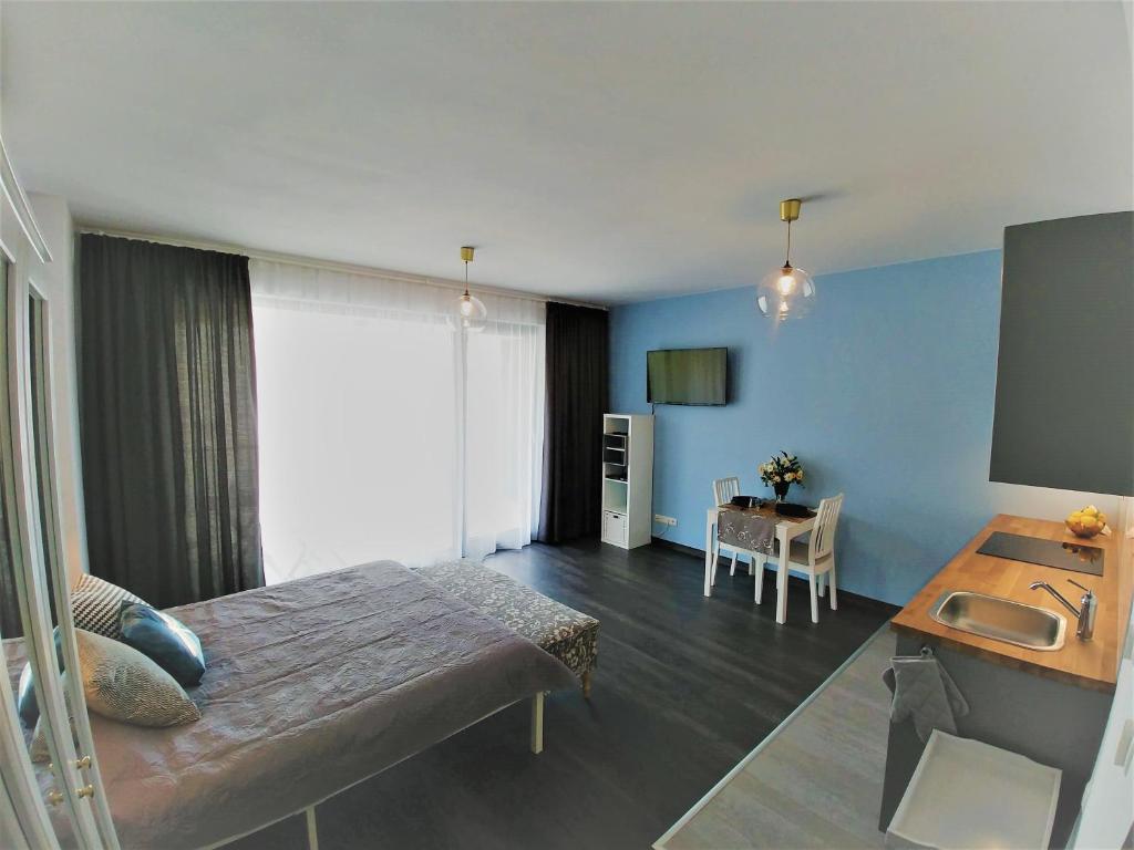1 dormitorio con 1 cama y 1 mesa en una habitación en Apartamenty Retmana, en Cracovia