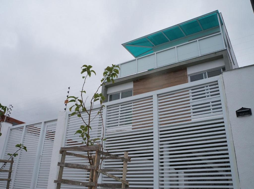 een gebouw met een houten ladder voor een hek bij Recanto Duas Peras in Caraguatatuba