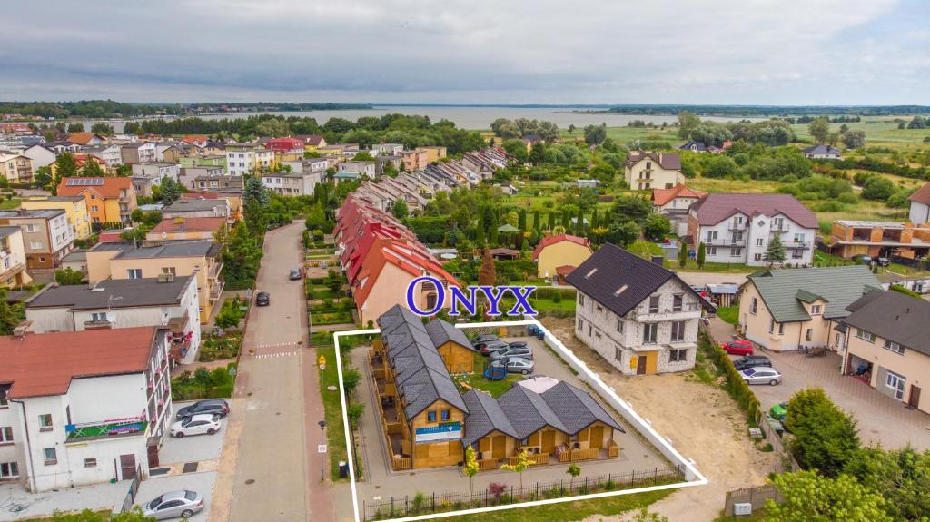 una vista aérea de una pequeña ciudad con casas en Onyx, en Mielno