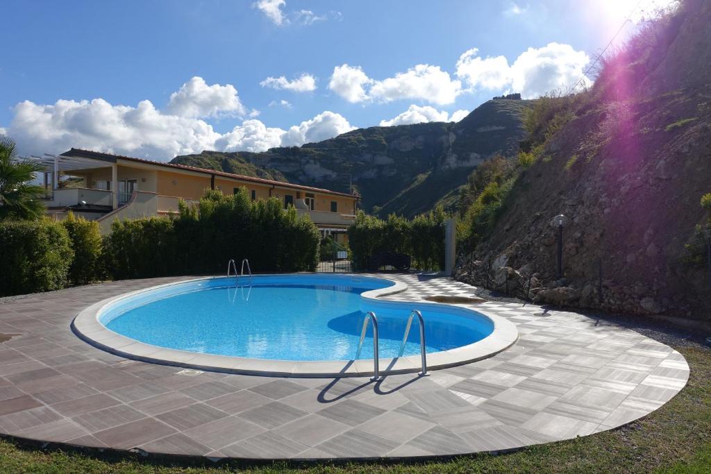 Bazén v ubytování Terrazzo A7 nebo v jeho okolí