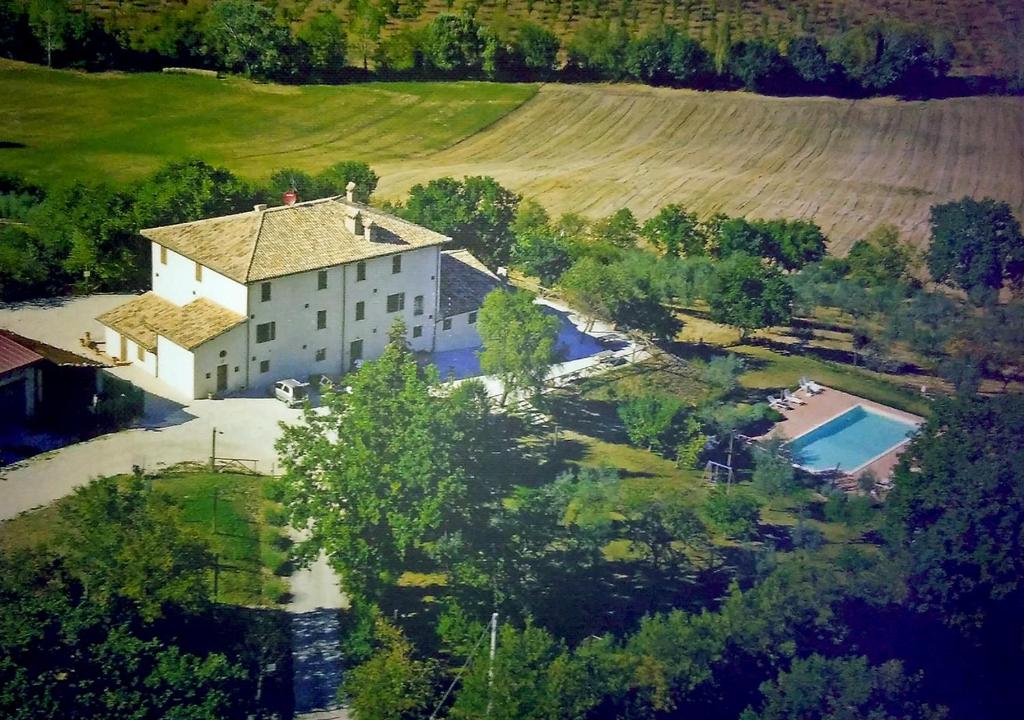 una vista aérea de una casa con piscina en Agriturismo Il Poggiolo, en Spoleto