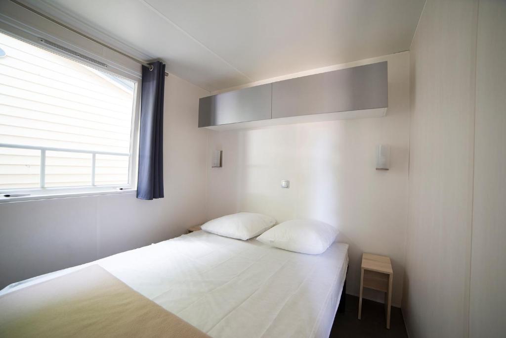 Postel nebo postele na pokoji v ubytování Aloha plage camping 4étoiles