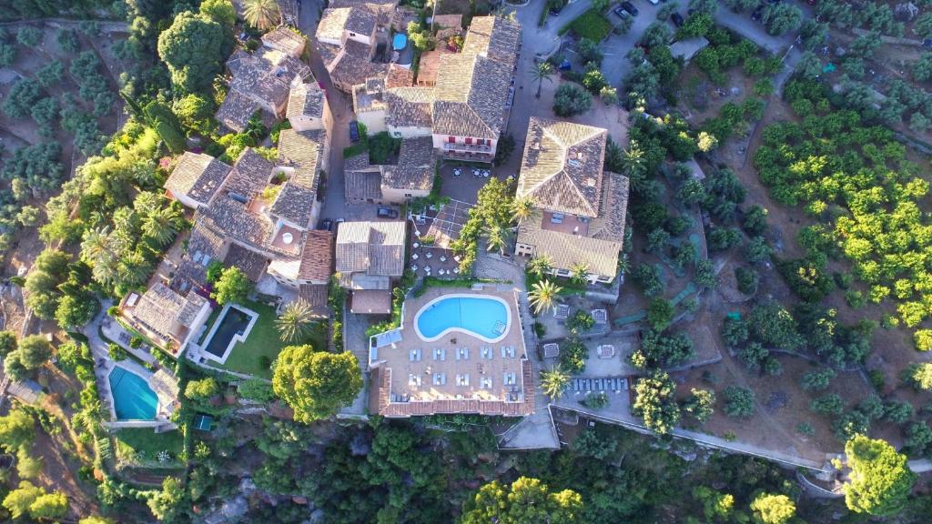 una vista aérea de una mansión con piscina en Hoposa Costa D'or - Adults Only, en Deià