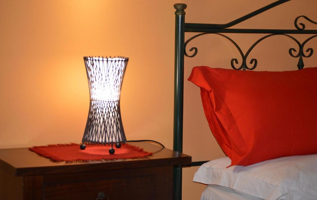 a lamp on a night stand next to a bed at Bed & Breakfast "Camera a Sud" in Cariati
