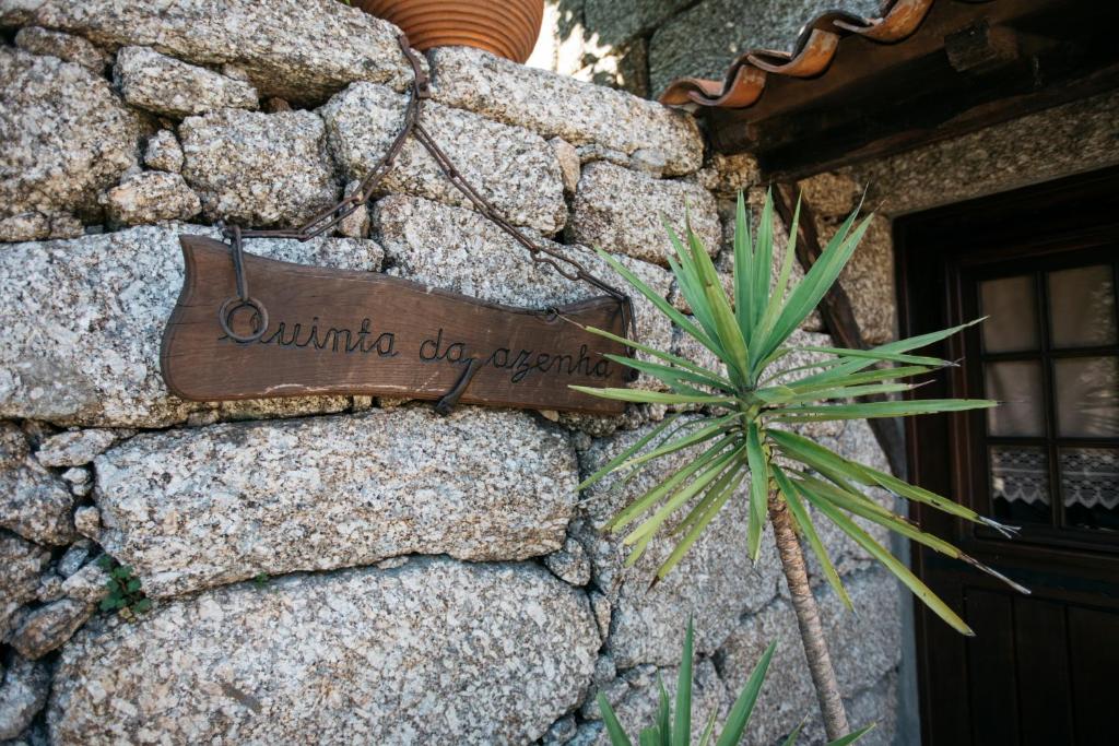 テーラス・デ・ボウロにあるQuinta da Azenhaの石垣の脇の植物看板