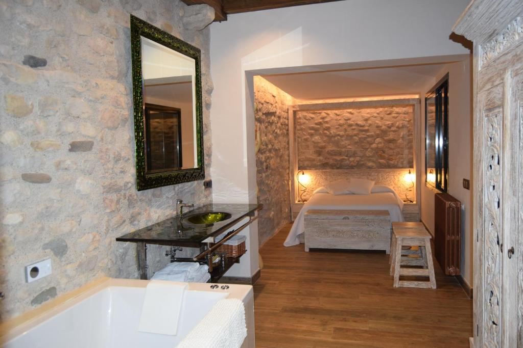 Postel nebo postele na pokoji v ubytování Hotel Històric