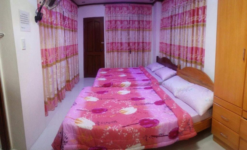 Postel nebo postele na pokoji v ubytování Mary Chiang Baguio Transient House