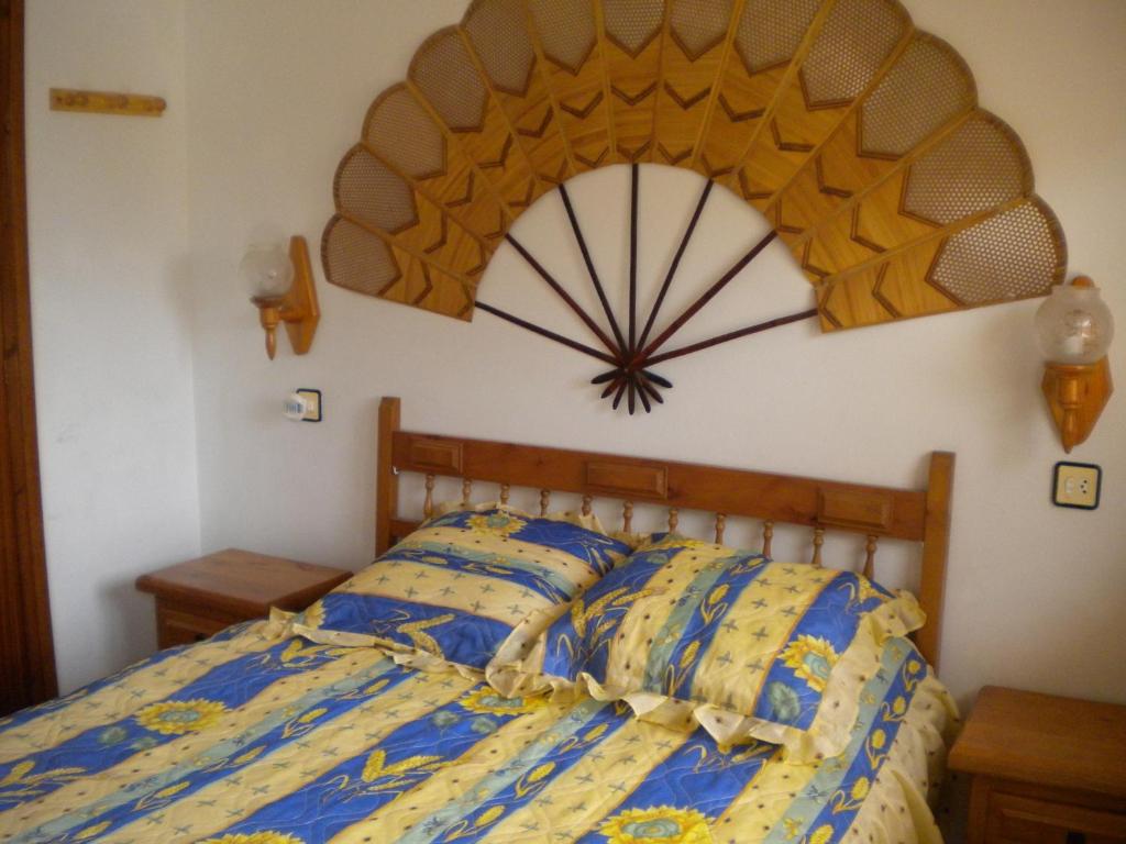 エンプリアブラバにあるVista Bahia 13 Empuriabravaのベッドルーム1室(木製ヘッドボード付きのベッド1台付)