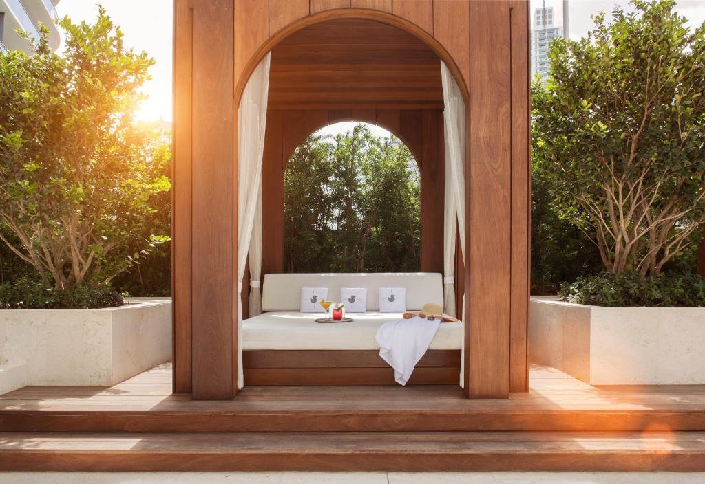 Zahrada ubytování SLS LUX Brickell