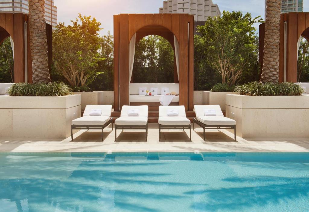 Bazén v ubytování SLS LUX Brickell nebo v jeho okolí