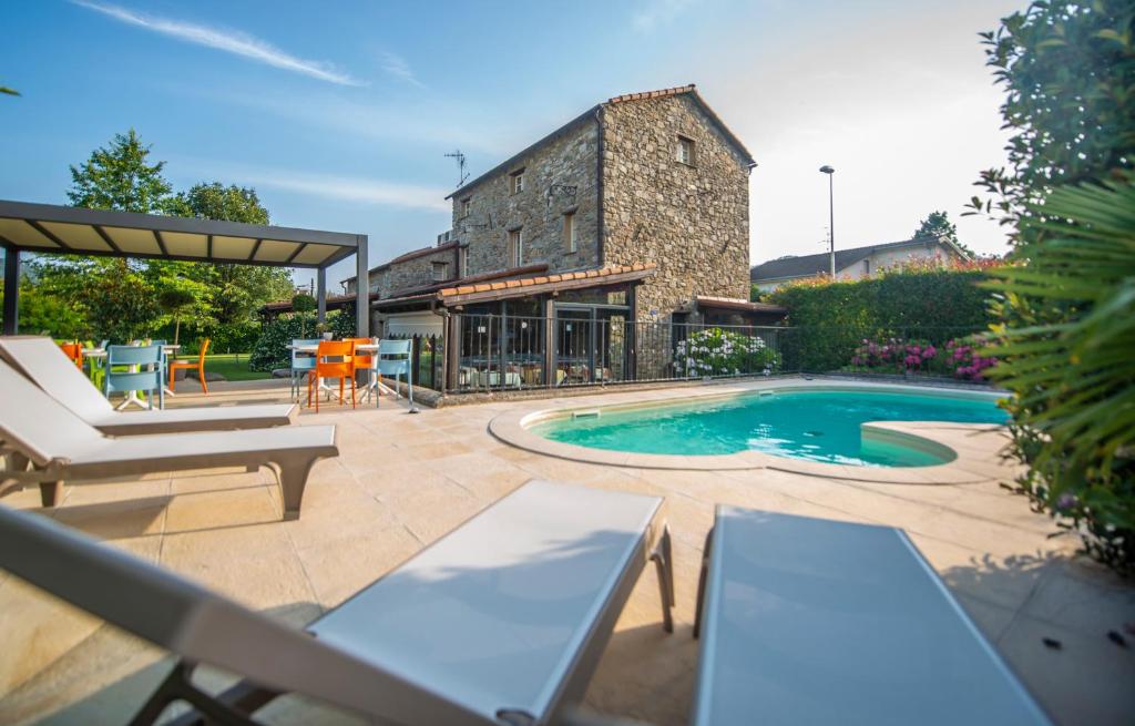 un cortile con piscina e un edificio di Il Nido nella Bionda a Brugnato