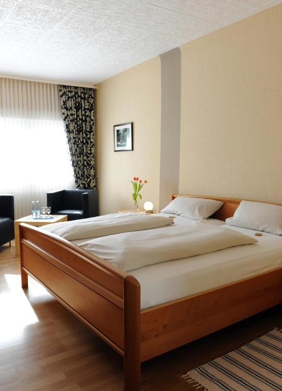 Postel nebo postele na pokoji v ubytování Hotel Restaurant zum Schlossberg