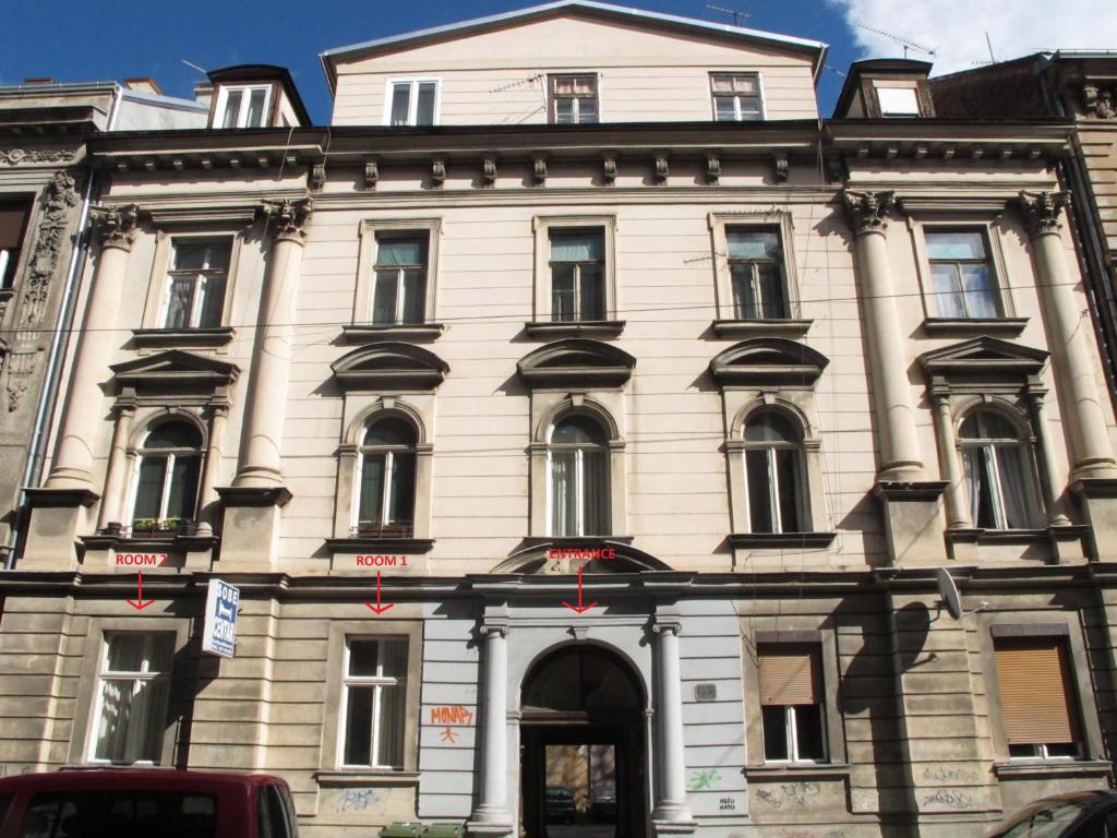 - un grand bâtiment blanc dans une rue de la ville dans l'établissement Centar Guesthouse, à Zagreb
