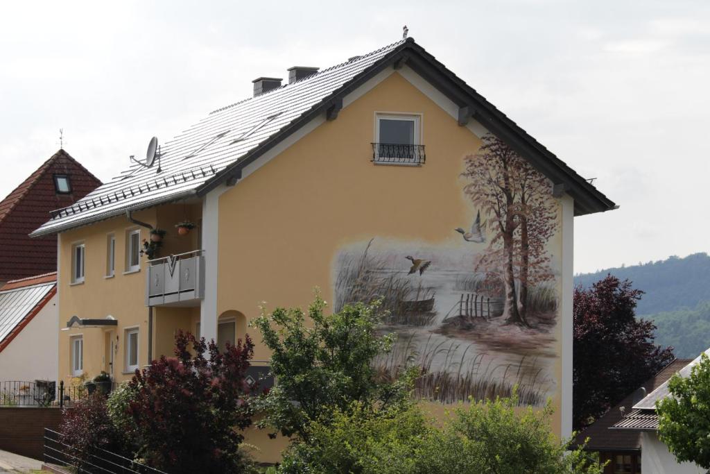 a mural on the side of a house at Ferienwohnung Familie Schultheis in Marjoß