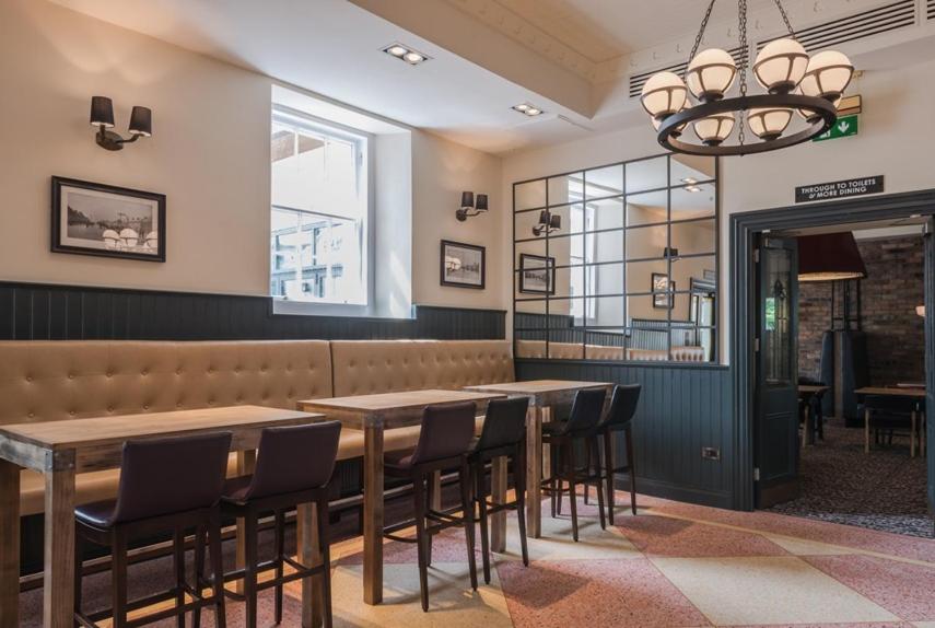 Χώρος καθιστικού στο The Old Borough Hotel - Wetherspoon