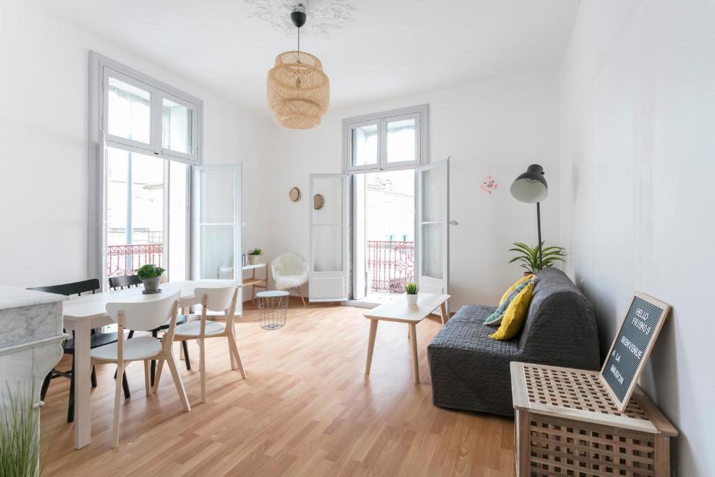een woonkamer met een bank en een tafel bij Flamingo appartement Diderot 2 Center in Béziers