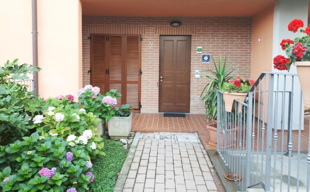 una porta d'ingresso di una casa con fiori di Le Ortensie ad Arezzo
