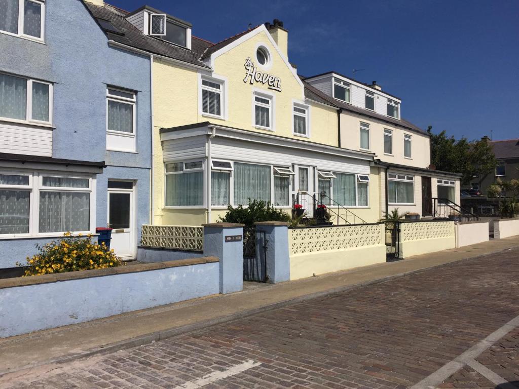 un edificio con una tienda al lado de una calle en The Haven, en Holyhead