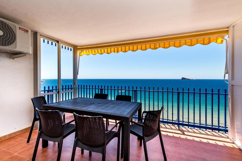 ベニドルムにあるLas Palmeras 10Aのテーブルと椅子、海の景色を望むバルコニー