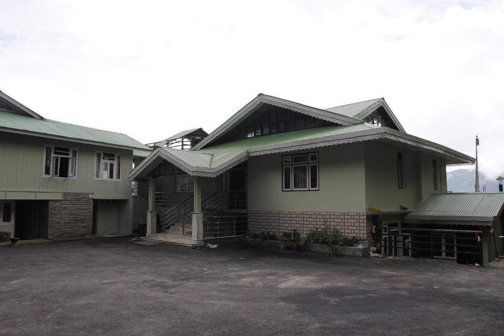 una casa con un vialetto davanti di Vamoose Gomethang Homestay a Sosing