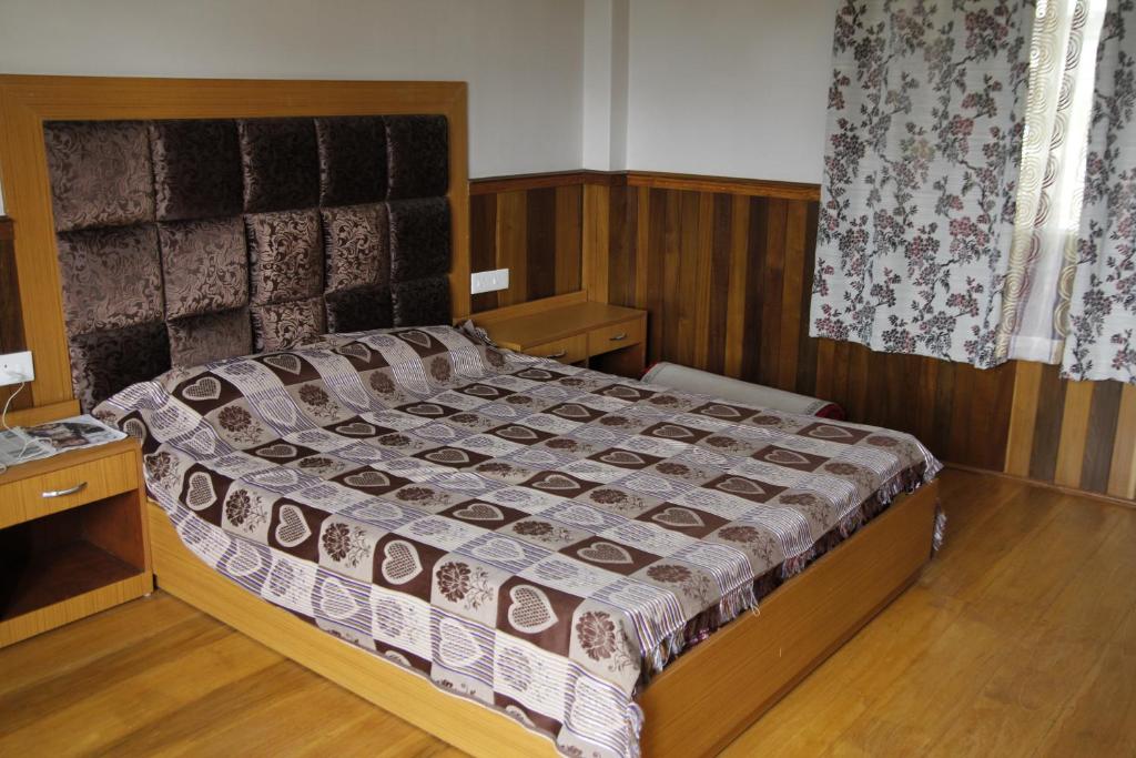 una camera con un grande letto di Vamoose Gomethang Homestay a Sosing