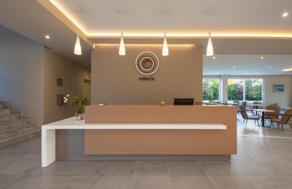 Hotel Esperia في مارماري: لوبي مع مكتب استقبال في مبنى