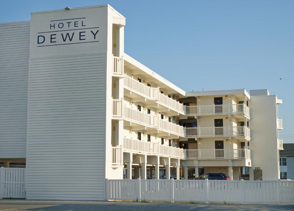 een hotelontwikkelaarsbord aan de zijkant van een gebouw bij Hotel Dewey in Dewey Beach