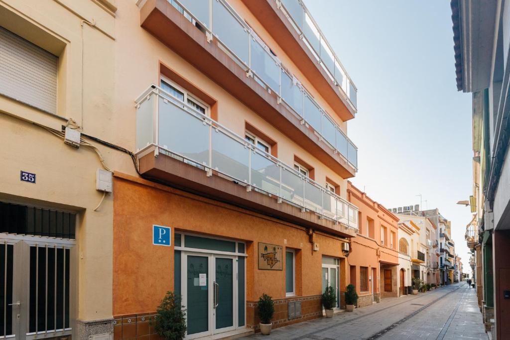 un edificio de apartamentos con balcón en una calle en Mallorca Boutique Hotel, en Malgrat de Mar