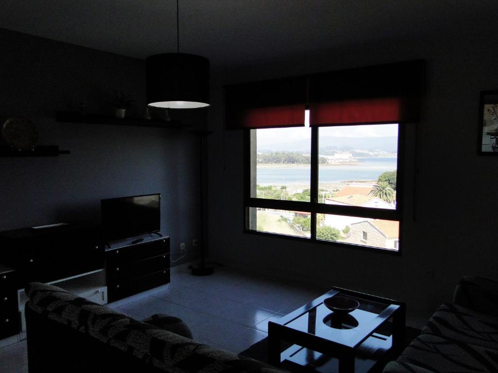 Televízia a/alebo spoločenská miestnosť v ubytovaní Apartamentos Blanco