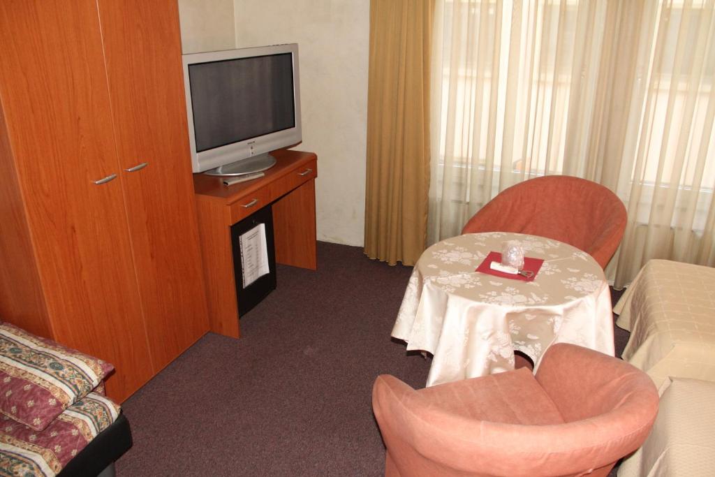TV a/nebo společenská místnost v ubytování Auberge Gaglioti