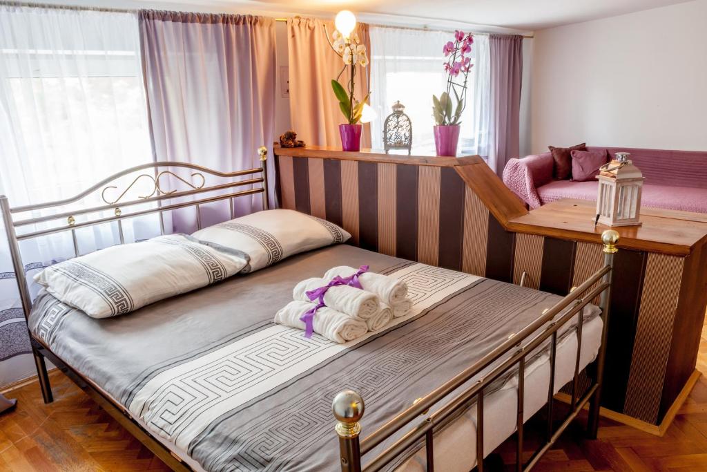 um quarto com uma cama com uma mesa e uma secretária em Klimatyczne mieszkanie 3-pok. 200m od Dworca Głównego PKP em Breslávia