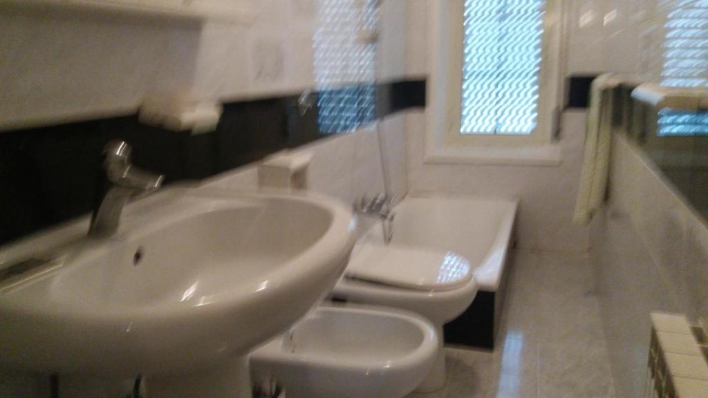 bagno con lavandino e 2 servizi igienici di Casa Vacanza Chiesa Madre a Canicattì
