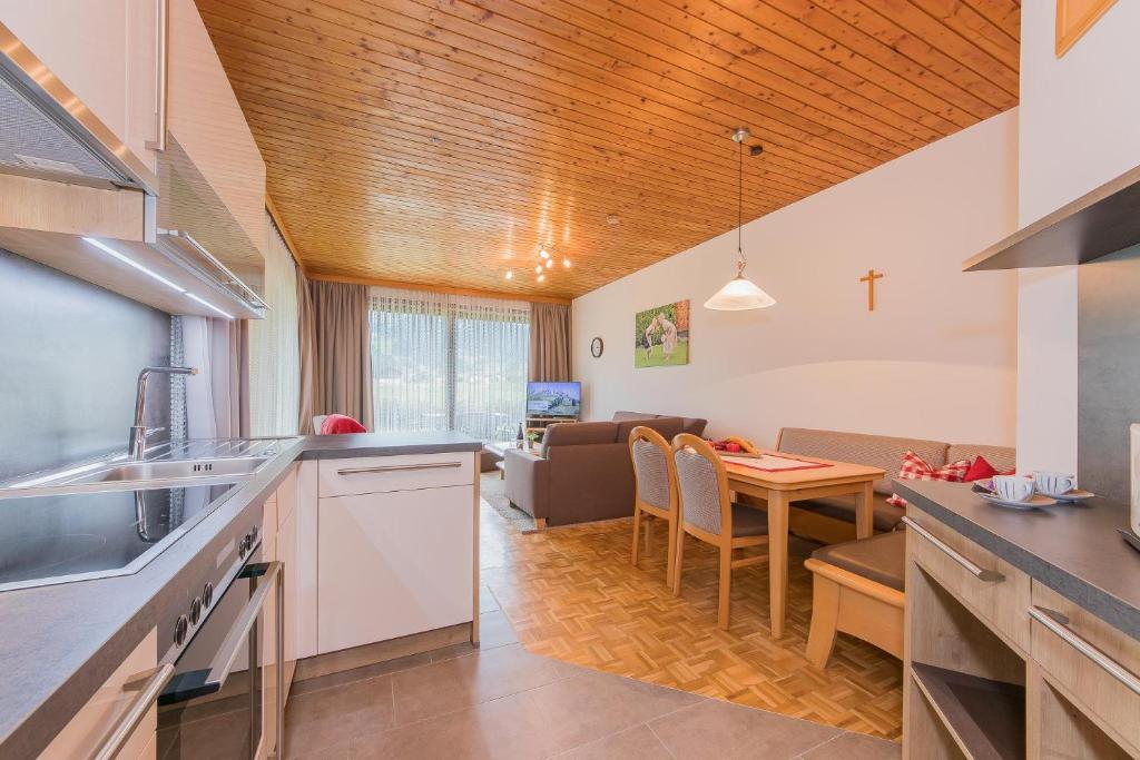 eine Küche mit einem Tisch und einem Esszimmer in der Unterkunft Haus St. Georg in Maria Alm am Steinernen Meer