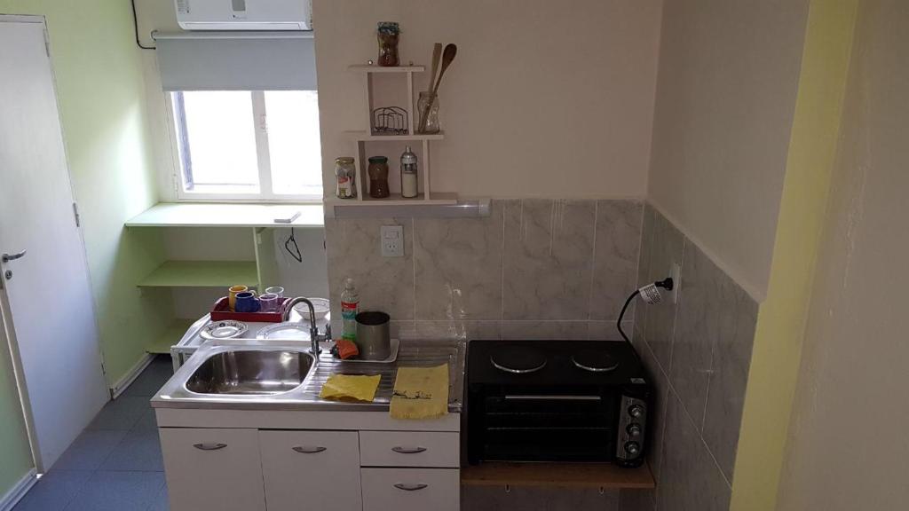 a small kitchen with a sink and a stove at Cana Cacum in Yerba Buena