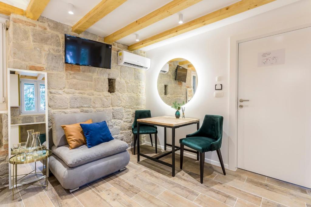 TV a/nebo společenská místnost v ubytování Miara Luxury Rooms