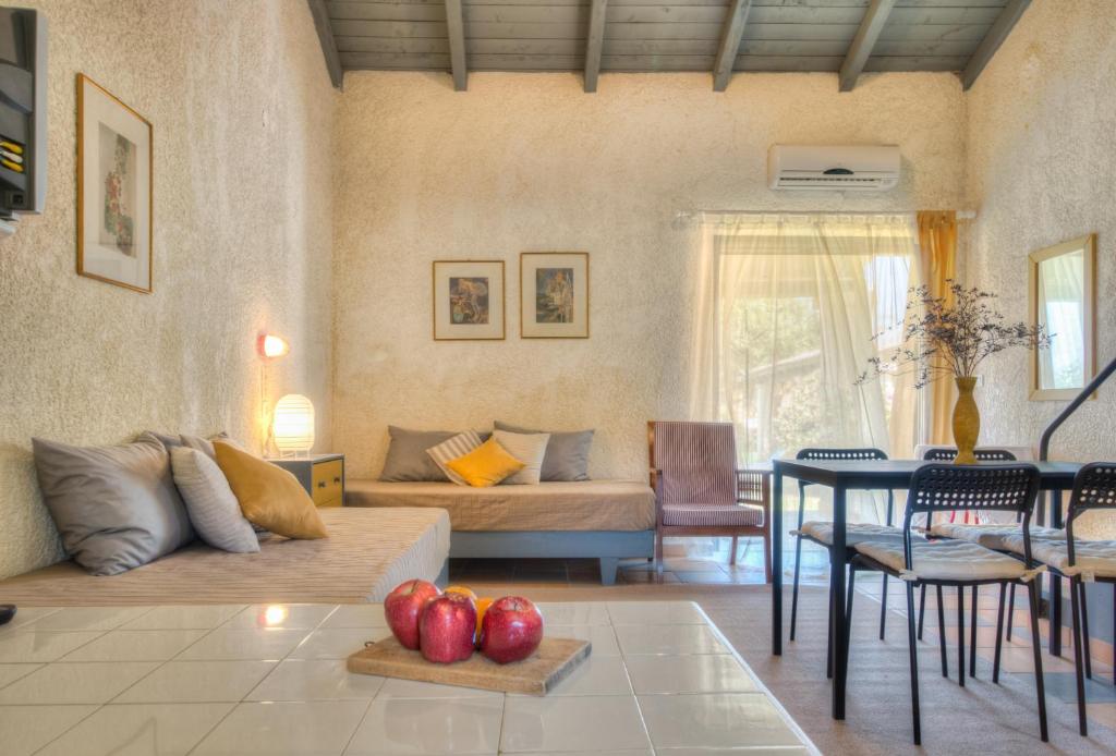 A seating area at Lefkes Apartments