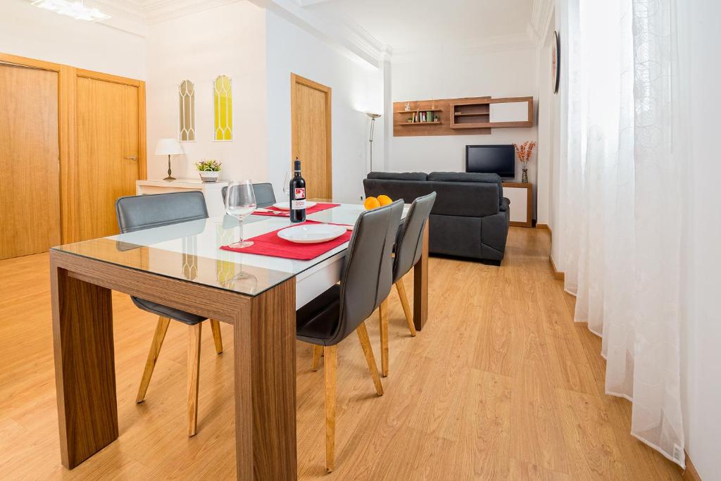 バレンシアにあるConfortable Apartamento * La Marina de Valenciaのダイニングルーム(テーブル、椅子付)