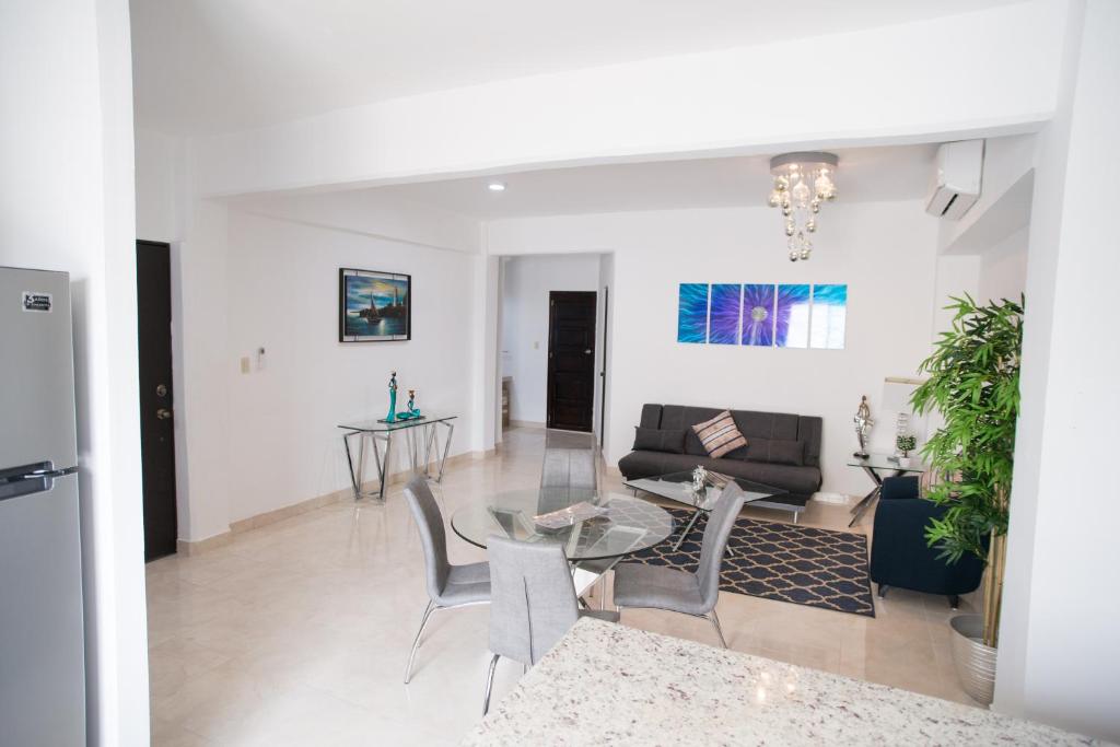 a living room with a glass table and chairs at Suites Caribe in Boca del Río