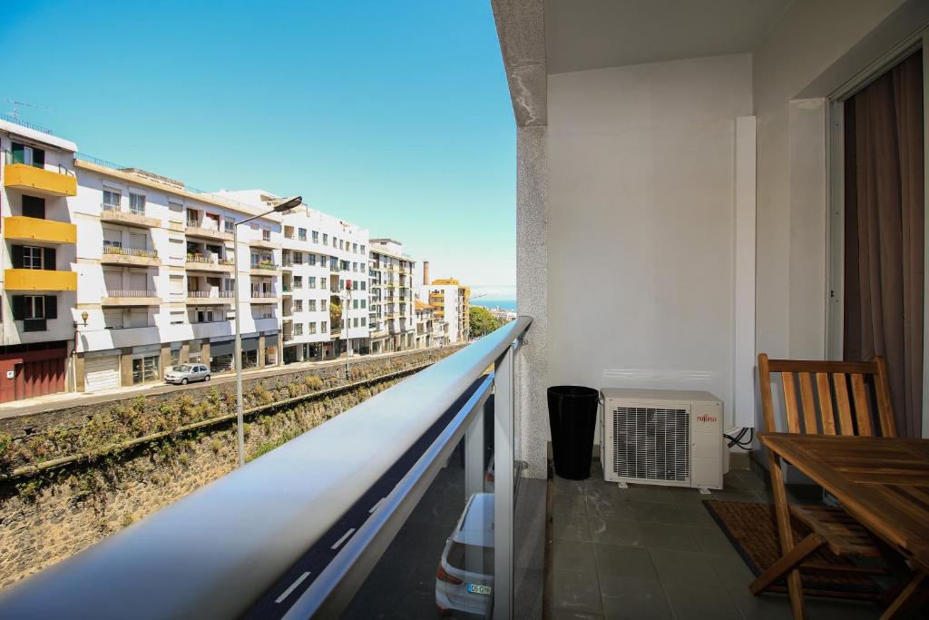 uma varanda com vista para os trilhos do comboio em Madeira Emotions Apartments by AnaLodges em Funchal