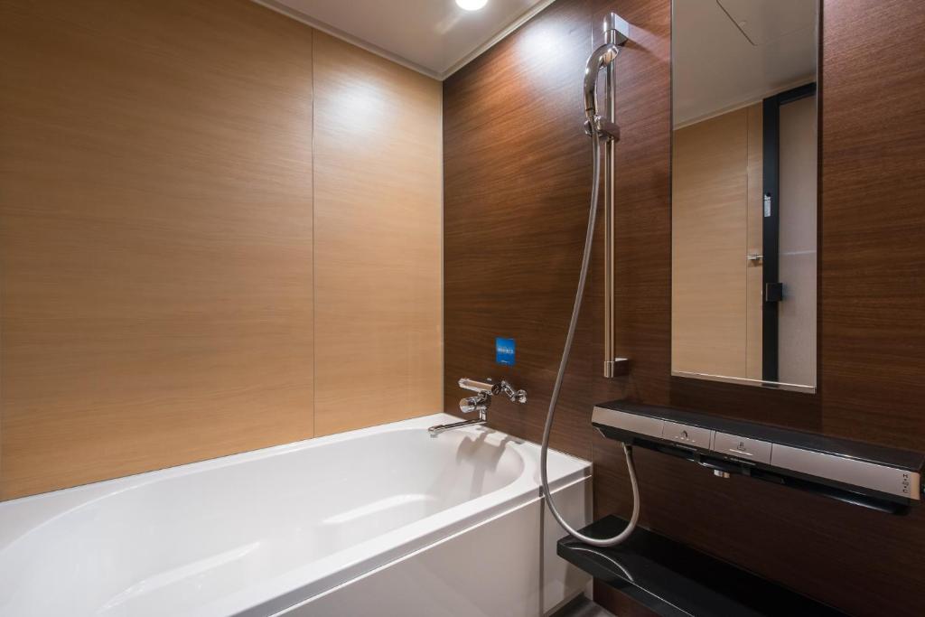 Koupelna v ubytování Enoca Hotel