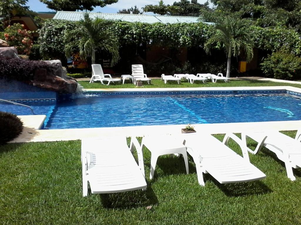 Bazén v ubytování Apartments-Villas Playa Potrero 1 nebo v jeho okolí