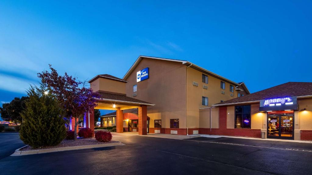 un hotel frente a un edificio por la noche en Best Western - Saluki Inn, en Carbondale