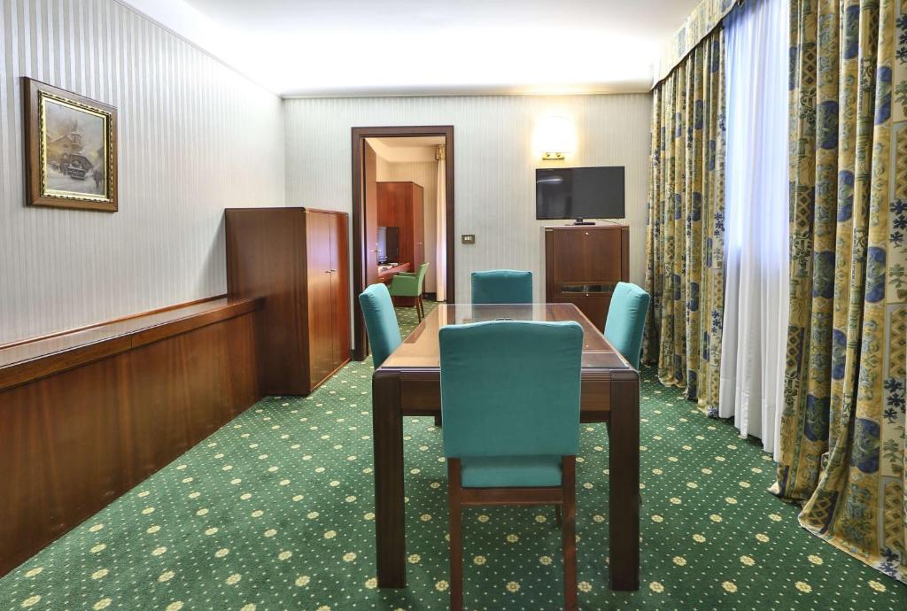 TV a/nebo společenská místnost v ubytování Hotel Astoria Sure Hotel Collection By Best Western