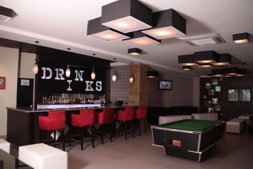 Biliár nebo kulečník v ubytování Best Western Plus Meridian Hotel
